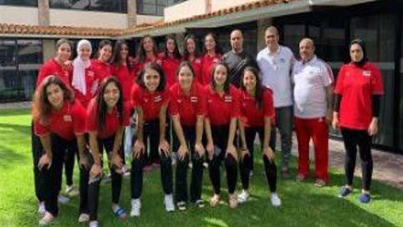 شابات الطائرة تحت