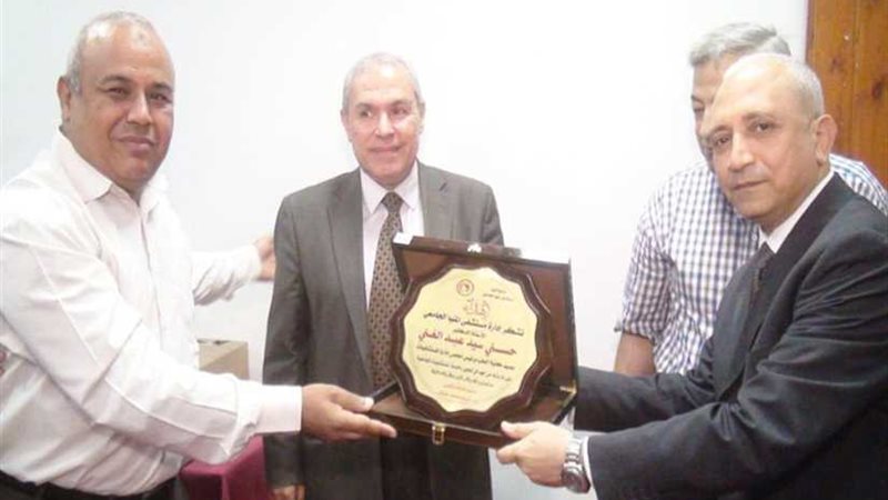 طب المنيا تكرم عميدها