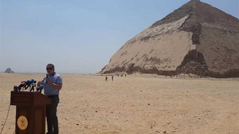 وزير الآثار وعدد