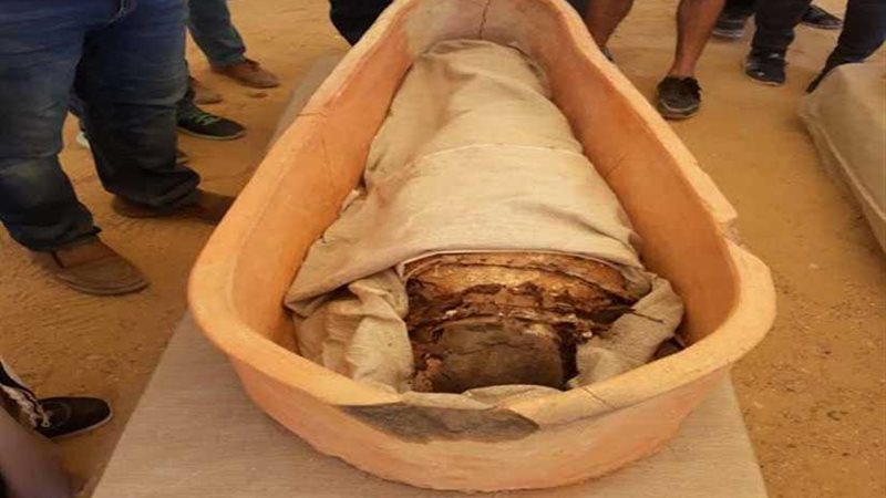 افتتاح الهرم المنحنى