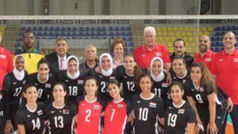 سيدات الطائرة أمام