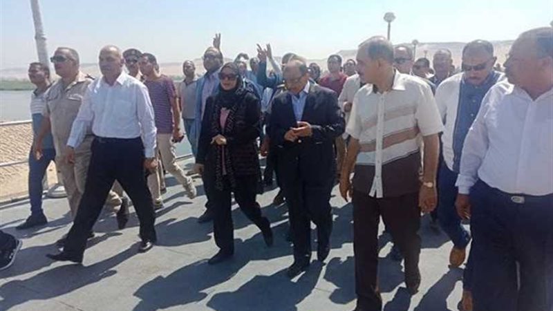 محافظ أسيوط ووزير
