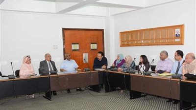 رئيس جامعة أسيوط يناقش سبل تطعيم أعضاء هيئة التدريس وطلاب الطب البيطري