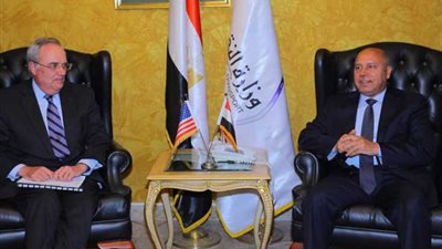 كامل الوزير يلتقي القائم بأعمال السفير الأمريكي بالقاهرة لبحث التعاون المشترك في مجالات النقل