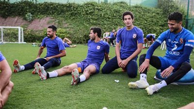 ثلاثي الأهلي الدولي يؤدي تدريبات بدنية على هامش المران المسائي في معسكر إسبانيا