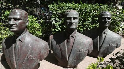 الثقافة تتسلم ٣ نسخ من تمثال برونزي نصفي للرئيس عبدالناصر من قطاع الأعمال