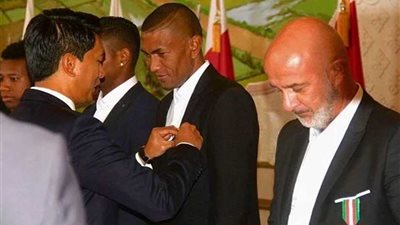 رئيس مدغشقر يقلد لاعبي منتخب بلاده أعلي الأوسمة تقديرا لجهودهم في كأس الأمم الافريقية