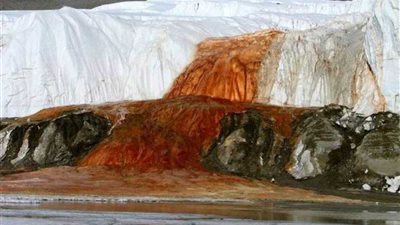 بالصور | شلالات الدم في أنتاركتيكا.. اكتشف سر نزيف الجليد!