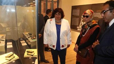 بعد افتتاح متحف أديب نوبل.. ابنة نجيب محفوظ تهدي وزارة الثقافة 