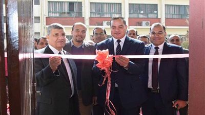 بنصف مليون جنيه.. رئيس جامعة سوهاج يفتتح قاعة بكلية العلوم