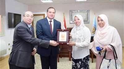 رئيس جامعة سوهاج يُهدي درع الجامعة للأولى على الثانوية العامة