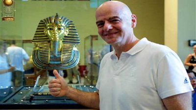 رئيس الفيفا يزور المتحف المصري بالتحرير (صور)