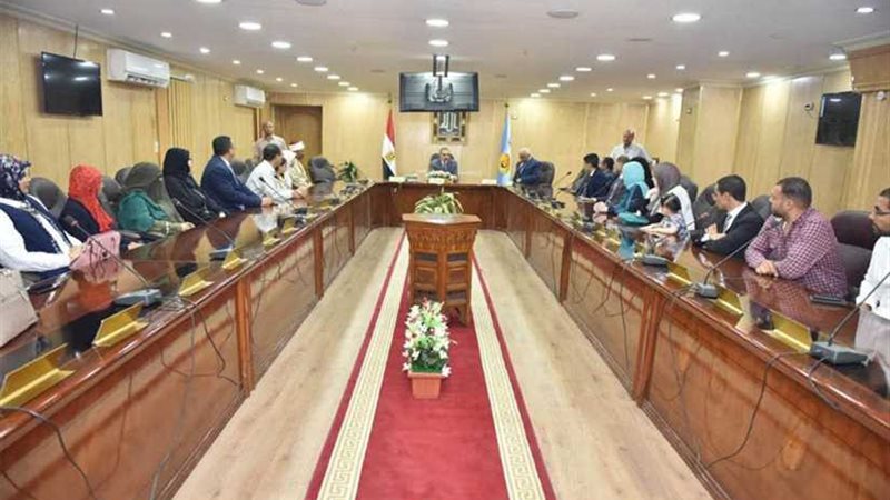 محافظ أسيوط يكرم