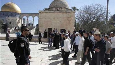 مستوطنون يقتحمون المسجد الأقصى بحراسة مشددة من قوات الاحتلال الإسرائيلي