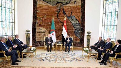 الرئيس السيسي يستقبل رئيس الجزائر بحضور سامح شكرى