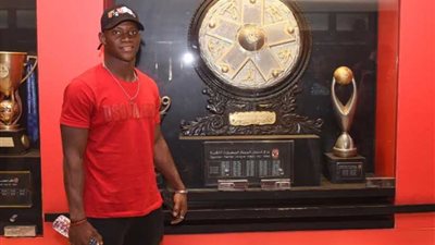 أليو ديانج يصل مقر النادي الأهلي.. (صور)