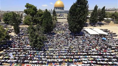 عشرات المقدسيين يؤدون صلاة الجمعة في بلدتي سلوان وصور باهر تنديدًا بقرارات الاحتلال الإسرائيلي