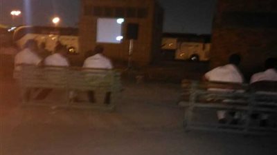 شاشات عرض لسائقي النقل العام أمام الاستاد