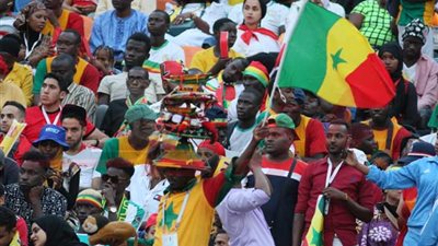 لاعبو السنغال يحيون جماهيرهم بعد خسارة أمم إفريقيا