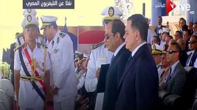 الرئيس السيسي يمنح أوائل الخريجين نوط الامتياز من الدرجة الثانية (فيديو)