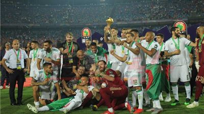 المنتخب الجزائري يصل إلى مطار هواري بومدين بالعاصمة الجزائرية