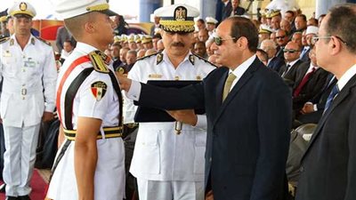 موجز الرابعة.. الرئيس السيسي يشهد الاحتفال بتخريج دفعة جديدة من طلبة كلية الشرطة