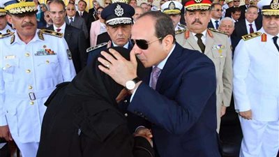 الرئيس يشهد حفل تخرج دفعة جديدة من كلية الشرطة ..ويلتقي بأسر الشهداء