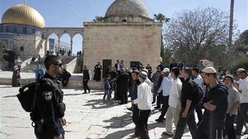 مستوطنون يقتحمون