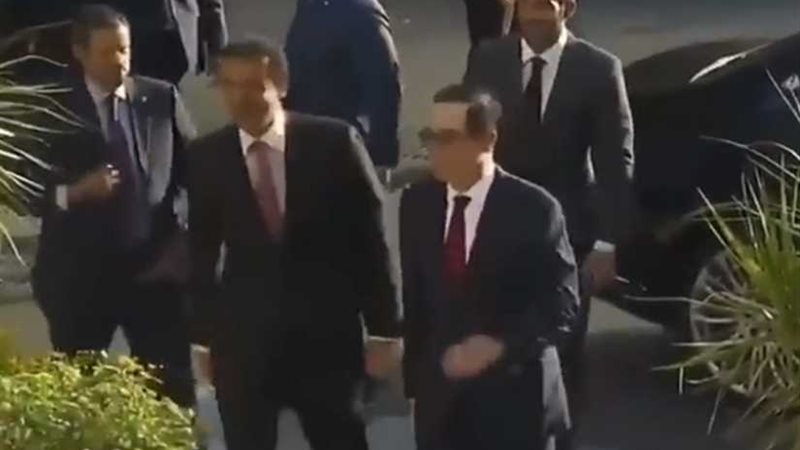 شاهد.. فضيحة لأمير