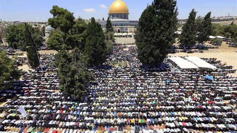 عشرات المقدسيين يؤدون