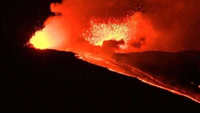 السلطات الايطالية تسمح باستئناف العمل بمطارين بصقلية بسبب ثوران بركان إتنا