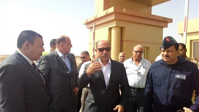 وزير الطيران يتابع سفر حجاج الوجه القبلي بمطار أسوان