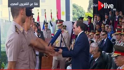 السيسي يتسلم هدايا تذكارية من مدير الكلية الحربية وأوائل خريجي الكليات العسكرية والشرطة والجامعات