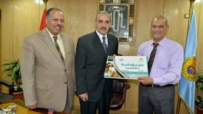 محافظ أسيوط يتسلم أول أطلس لأراضي أملاك الدولة بمركز أبوتيج