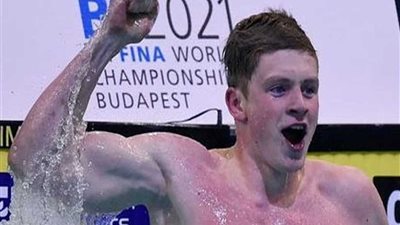 السباح البريطاني بيتي يدخل التاريخ بذهبيته الثالثة على التوالي