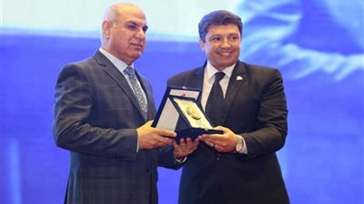 وزير التعليم العالي يكرِّم رئيس جامعة كفر الشيخ