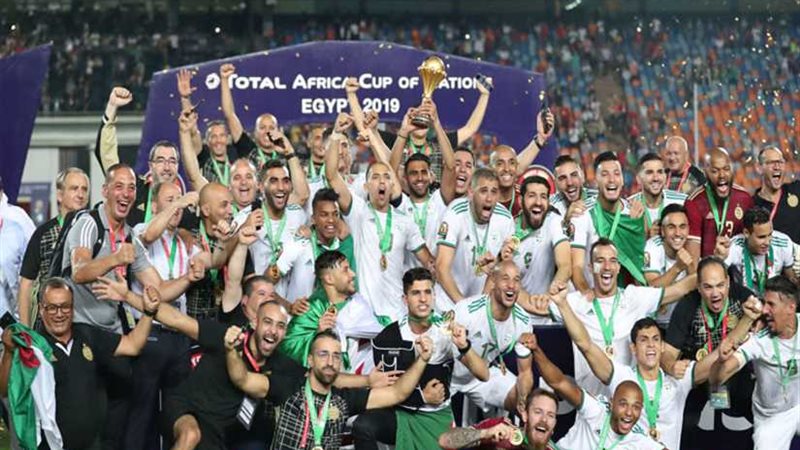 الرئيس الجزائري للاعبي