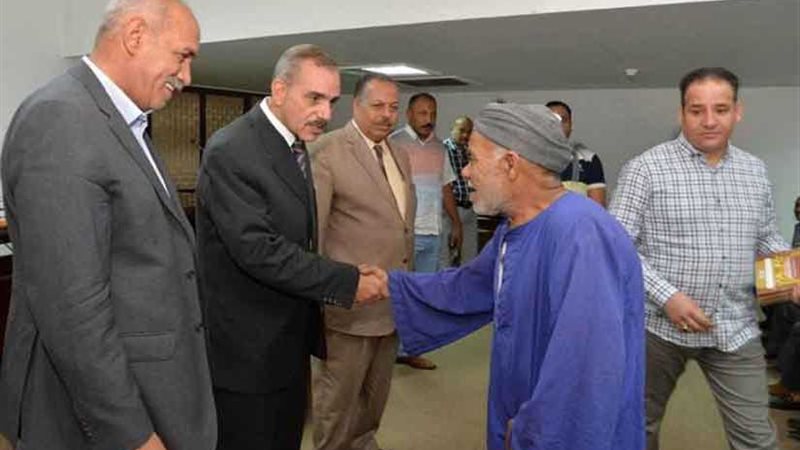 محافظ أسيوط يسلم