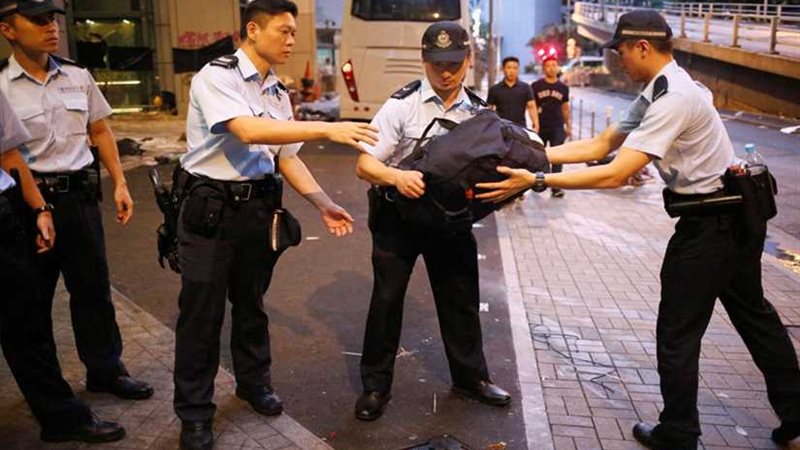 شرطة هونج كونج تصادر