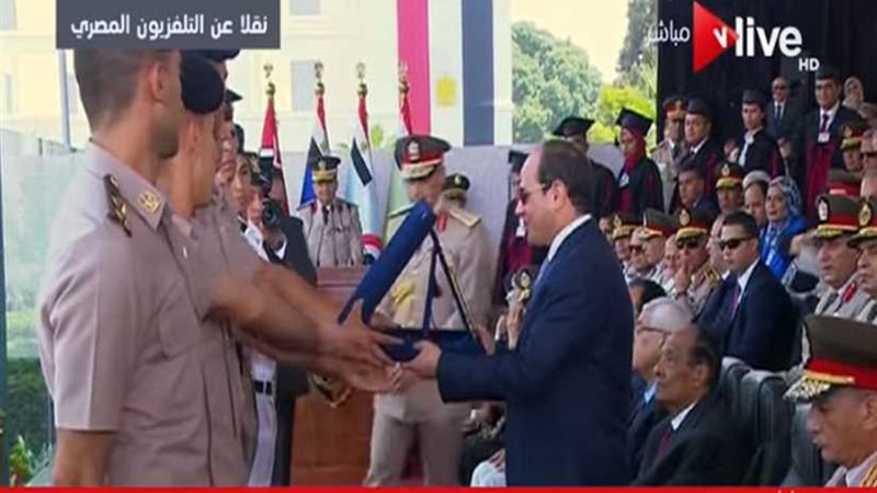 السيسي يتسلم هدايا