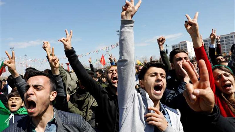 أكثر من 100 ألف تركي