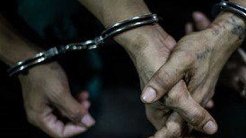 ضبط شخصين لسرقة أعمدة