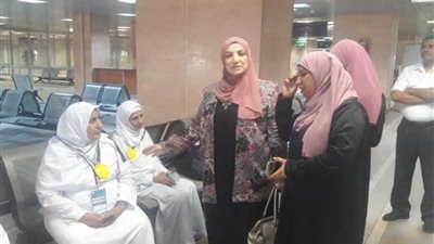 إلهام شاهين تجري جولة بمطار الأقصر لمتابعة خدمات الواعظات في شرح المناسك للحجاج