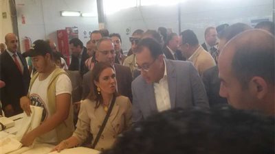 مدبولي يتفقد مصنع منسوجات بالعامرية 