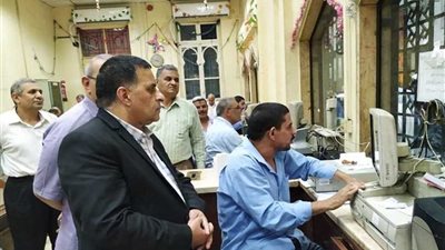 رئيس هيئة السكة الحديد يتفقد شبابيك التذاكر