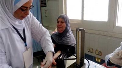 قافلة طبية من 10 تخصصات تفحص 1375 مريضًا بقرية زواية الناوية ببني سويف