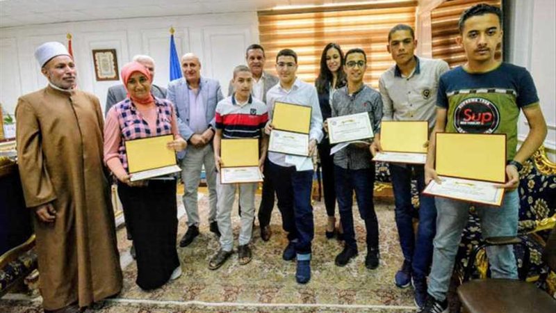 محافظ البحيرة يكرم