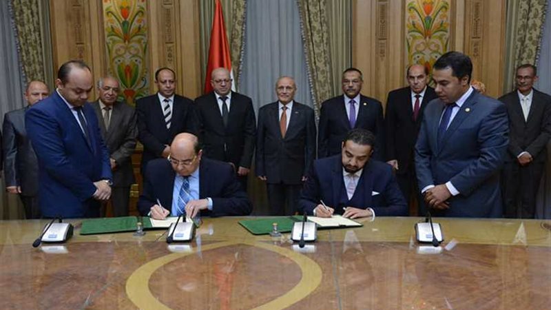 العصار يشهد توقيع