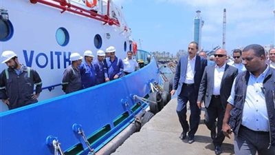 وزير النقل يستبعد رئيس ميناء الإسكندرية بعد جولة بالميناء