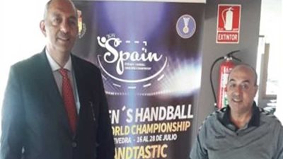 سفير مصر في إسبانيا يدعم فراعنة اليد بفندق الإقامة قبل مواجهة الديوك بمونديال الشباب